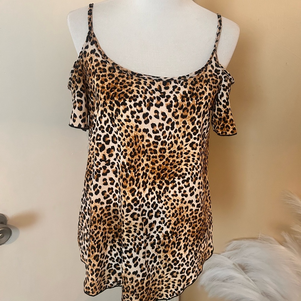 Discreet leopard top